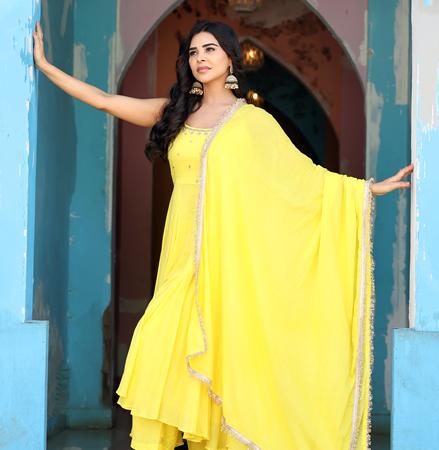 Actress & Model Nivedita Chandel Draped In Grace Rooted In Confidence Desi Fashion Poise And Modern Femininity
